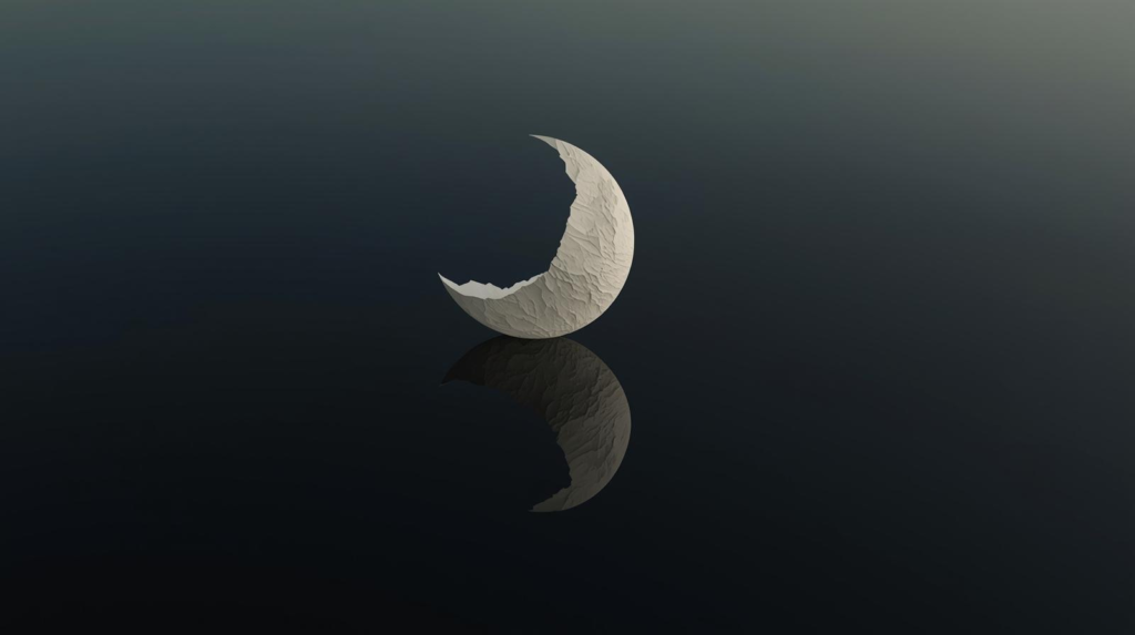 映画『紙の月』のテーマを象徴する、水面に浮かび反射する破れた紙の月。
